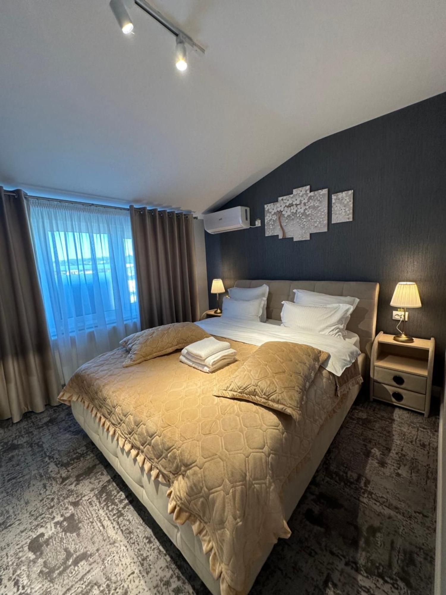 Complex Rediu 54 Luxury Apartaments ยาช ภายนอก รูปภาพ